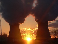 Atomkraftwerk mit zwei Kühltürmen im Sonnenuntergang.