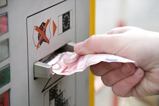 Ticketautomat mit 10-Euro-Schein