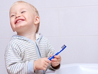 Kleinkind mit Zahnbürste