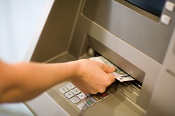 Hand an Geldautomat