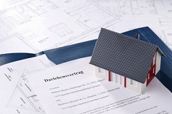 Immobilienkredit-Vertrag mit Haus und Bauplan