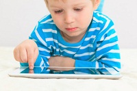 Kleiner Junge mit Touchpad
