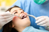 Frau im Zahnarztstuhl