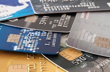 Kreditkarten und Girokarten liegen gestapelt