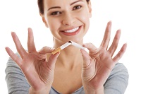Lächelnde Frau mit zerbrochener Zigarette