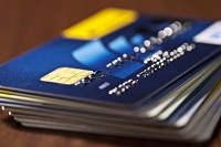 Stapel mit verschiedenen Kreditkarten. 