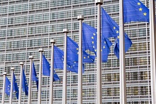 Flaggen vor dem Europaparlament
