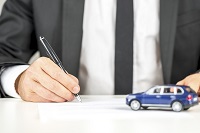 Mann unterschreibt Vertrag mit Auto