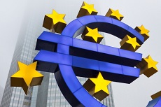 Im Hintergrund das EZB-Gebäude davor deren Symbol