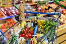 Inflationsrate negativ: Warenkorb im Supermarkt