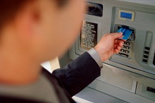 Geldabheben am Automaten mit der Girokarte