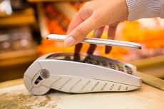 Mobile-Payment mit silbernen Smartphone