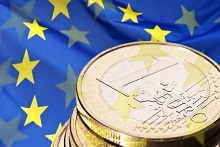 Euromünzen auf Flagge der Eurozone