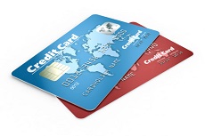 zwei Kreditkarten: eine rote und eine blaue übereinandergelegt