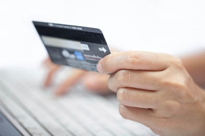Kreditkarte, mit der online bezahlt wird