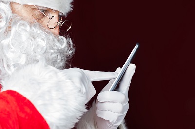 Weihnachtsmann vor Smartphone