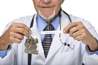 Arzt mit Cannabis