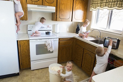 Kinder spielen in der Küche