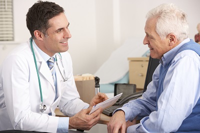 Älterer Patient mit Arzt