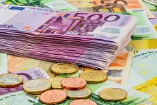 Stapel aus 500-Euro scheinen, darunter weiteres Bargeld