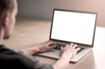 Girokonto online: Mann sitz vor seinem Laptop