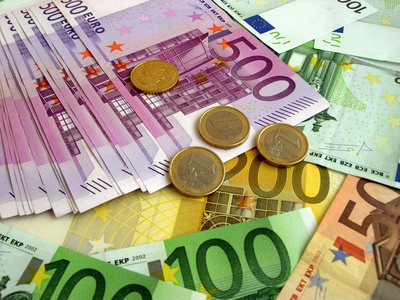 Kredit für Anschaffung: Euro-Scheine und Münzen
