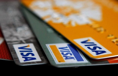 drei Visa Kreditkarten in verschiedenen Farben