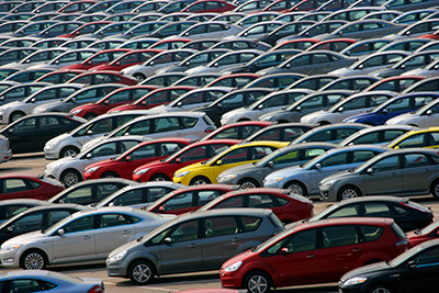 Viele Autos auf Parkplatz