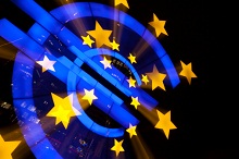 EZB-Eurozeichen bei Nacht