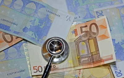 Stethoskop mit 50-Euro-Schein