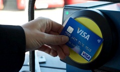 Frau bezahlt kontaktlos mit Visa-Kreditkarte