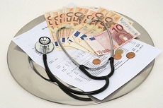 Arztrechnung mit Geldscheinen und Münzen
