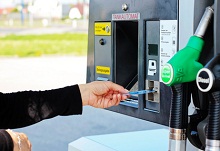 Mann zahlt per Kreditkarte an der Tankstelle