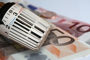 Heizungsregler auf Euro-Scheinen