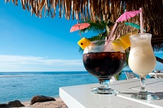 Cocktails an einer Bar am Strand