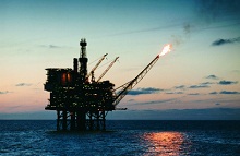 Inflationsrate sinkt: Ölplattform im Meer am Abend