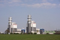 Ein Gaskraftwerk mit grüner Wiese.