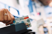 Frau zahlt per Kreditkarte im Einzelhandel