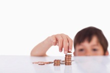 Kind zählt Münzen