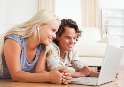 Ein Paar sucht im Internet nach einem Autokredit