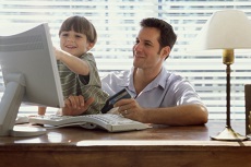 Vater und Sohn vor dem PC