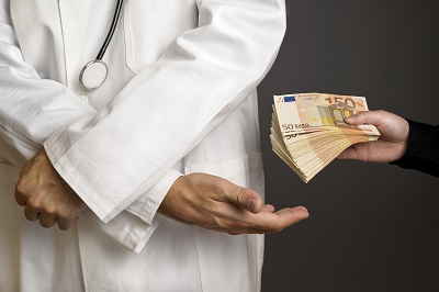 Mediziner  nimmt 50-Euro-Scheine entgegen