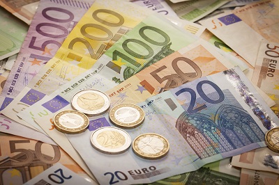Euro-Scheine mit Münzen