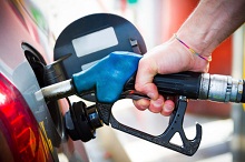 Inflationsrate sinkt: Mann tankt Benzin an der Tankstelle