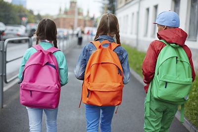Kinder mit Rucksack auf der Straße