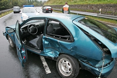 Die Polizei sichert nach einem Autounfall die Unfallstelle. 