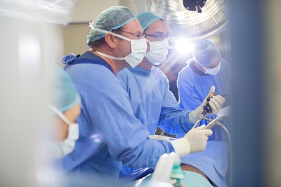 Ärzte im OP-Saal bei Operation