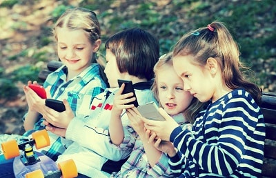 Kinder spielen mit dem Smartphone Pokémon GO