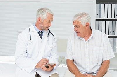 Arzt mit älterem Patienten