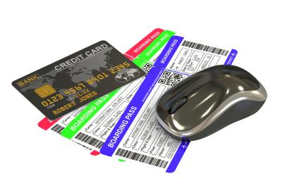 Kreditkartengebühren bei Flugbuchungen: Zwei Flugtickets, eine Maus und eine Kreditkarte